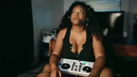 Snapshot of 1lookurhooked chatting on October 10, 2025, 5:28 am Lillycakes online show from October 10, 2025, 5:28 am