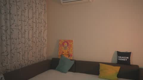 Snapshot of 2girls_1dream chatting on December 19, 2024, 4:24 pm Elley  online show from December 19, 2024, 4:24 pm
