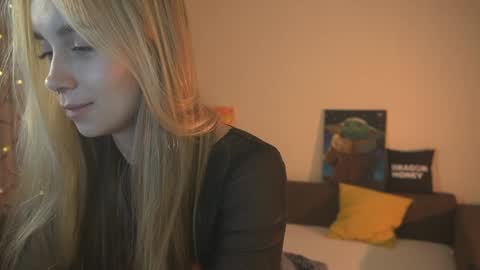 Snapshot of 2girls_1dream chatting on December 24, 2024, 4:30 pm Elley  online show from December 24, 2024, 4:30 pm