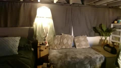 2hungrichards23 online show from April 10, 2026, 7:51 pm