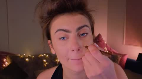 Snapshot of _a_n_n_y_ chatting on November 22, 2025, 9:14 pm Willow online show from November 22, 2025, 9:14 pm