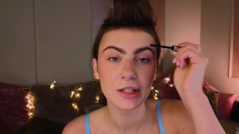 Snapshot of _a_n_n_y_ chatting on November 23, 2025, 9:25 pm Willow online show from November 23, 2025, 9:25 pm