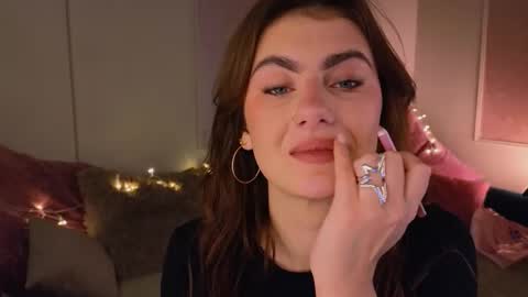 Snapshot of _a_n_n_y_ chatting on November 25, 2025, 9:26 pm Willow online show from November 25, 2025, 9:26 pm