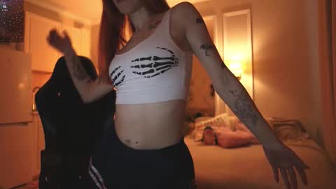 _alice_meyss_ online show from November 26, 2025, 9:43 am