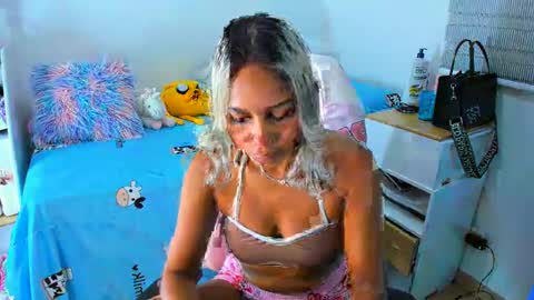 Snapshot of _analia chatting on December 13, 2024, 1:37 am Analia online show from December 13, 2024, 1:37 am