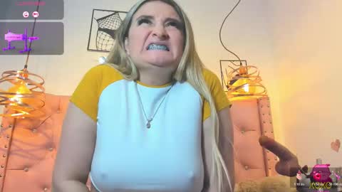 _antonella_11 online show from January 14, 2026, 9:42 pm