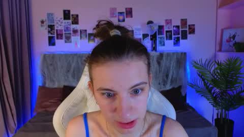 _ash_leyy_ online show from October 25, 2025, 1:35 am