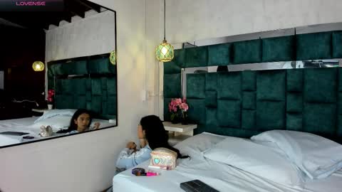 Snapshot of _bonnyandclyde chatting on February 12, 2026, 12:22 pm _bonnyandclyde online show from February 12, 2026, 12:22 pm