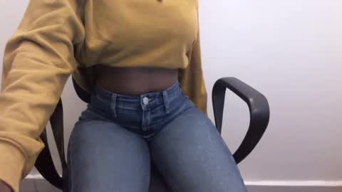 Snapshot of _bunny_b chatting on January 28, 2025, 12:43 pm I will be back soon  online show from January 28, 2025, 12:43 pm