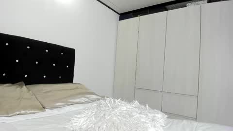 Bella  online show from November 27, 2025, 10:12 pm