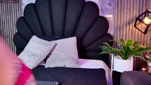 _charlotte_queen_ online show from April 14, 2026, 1:28 pm