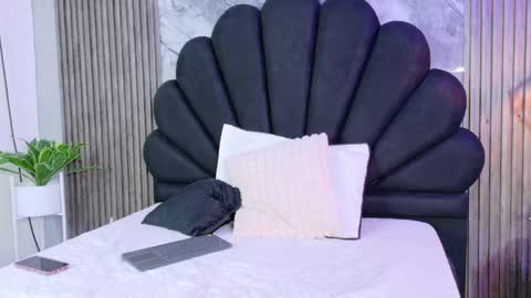 _charlotte_queen_ online show from May 20, 2026, 1:28 pm