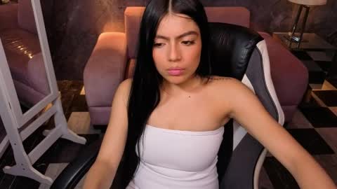 _charlottee_b online show from April 1, 2026, 7:55 pm