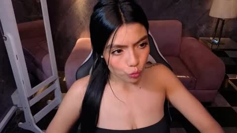 _charlottee_b online show from April 6, 2026, 7:59 pm