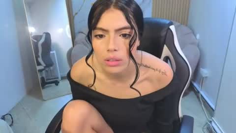 Snapshot of _charlottee_b chatting on June 17, 2026, 1:01 pm _charlottee_b online show from June 17, 2026, 1:01 pm