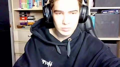 _crise_next_door_ online show from October 4, 2025, 3:21 pm