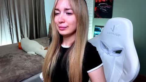 _crystal_moon_1 online show from February 13, 2026, 8:27 pm