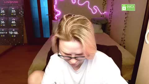 Snapshot of _elven_dreams__ chatting on March 1, 2025, 4:33 pm chloue and Gretta online show from March 1, 2025, 4:33 pm