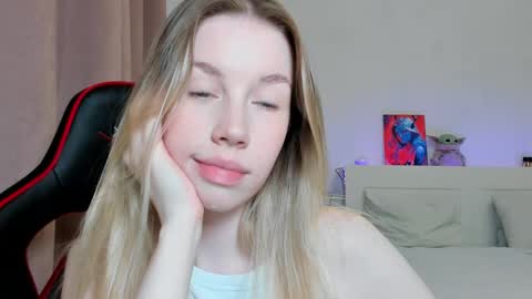 Snapshot of _emiliaaa chatting on October 29, 2025, 4:09 pm Emi online show from October 29, 2025, 4:09 pm