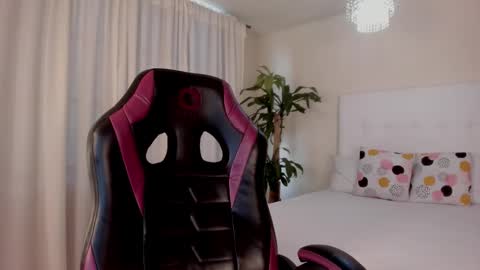 Emma  online show from November 18, 2025, 7:40 pm