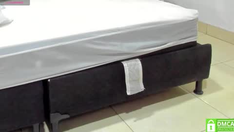 Snapshot of _eris_rose chatting on November 8, 2025, 6:51 pm _eris_rose online show from November 8, 2025, 6:51 pm