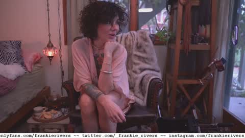 Snapshot of _frankie_rivers chatting on December 31, 2024, 11:49 pm Frankie Rivers allmylinks online show from December 31, 2024, 11:49 pm