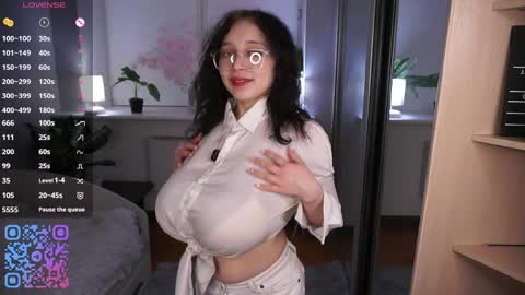 Snapshot of _inner_glow_ chatting on April 6, 2026, 5:14 pm Emily online show from April 6, 2026, 5:14 pm