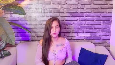 Snapshot of _ivone chatting on November 17, 2025, 6:57 pm Annie online show from November 17, 2025, 6:57 pm