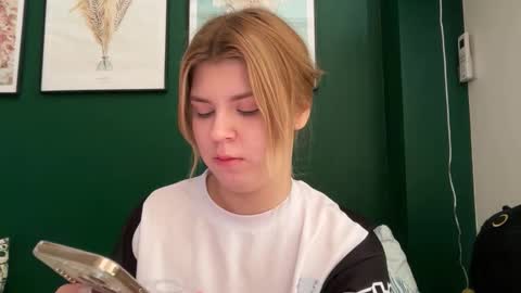 Molly   Emily online show from March 21, 2026, 11:04 am