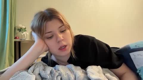 Snapshot of _kirieshka chatting on June 18, 2026, 4:22 pm Molly Emily online show from June 18, 2026, 4:22 pm