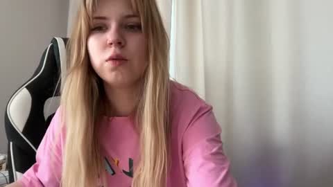 Snapshot of _kirieshka chatting on June 20, 2026, 9:45 am Molly Emily online show from June 20, 2026, 9:45 am