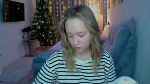 _lalune_ online show from December 17, 2024, 8:43 pm