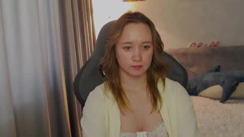 _lalune_ online show from February 27, 2025, 5:02 am