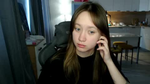 _lalune_ online show from April 6, 2026, 10:49 am