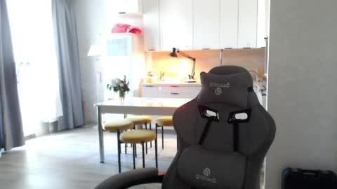 _lalune_ online show from May 19, 2026, 1:56 am