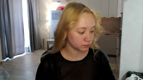 _lalune_ online show from May 25, 2026, 6:52 am