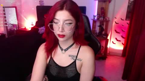Snapshot of _lucyx__ chatting on September 13, 2025, 12:54 am Queen.  Help me reach 100 thumbs up  online show from September 13, 2025, 12:54 am
