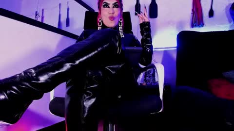 Snapshot of _luna_parisi chatting on December 20, 2024, 5:04 am MISS LUNA online show from December 20, 2024, 5:04 am