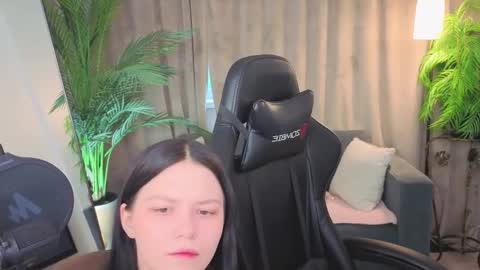 Snapshot of _maneki_neko_ chatting on February 15, 2026, 2:47 pm Emma online show from February 15, 2026, 2:47 pm