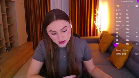 Mia online show from December 3, 2025, 8:45 am