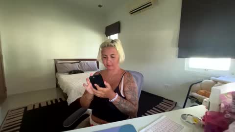 Snapshot of _morpho_ chatting on January 8, 2025, 8:16 am Francine Aisi Morpho - a genus of blue butterflies. online show from January 8, 2025, 8:16 am