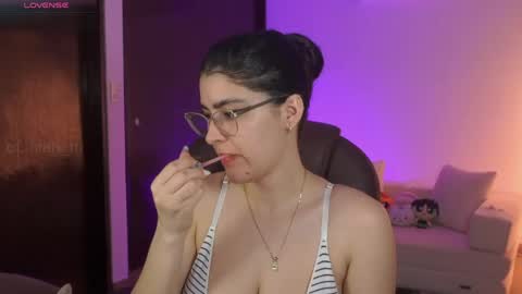 Snapshot of _niah chatting on May 20, 2026, 2:07 am NiniHelp me by giving my show a thumbs up online show from May 20, 2026, 2:07 am