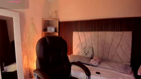 Niah  You can call me Ni or cutie haha online show from November 5, 2025, 8:42 pm