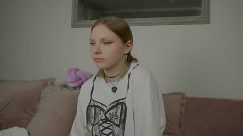 Snapshot of _penisflytrap_ chatting on April 16, 2026, 3:18 am Viktoria online show from April 16, 2026, 3:18 am