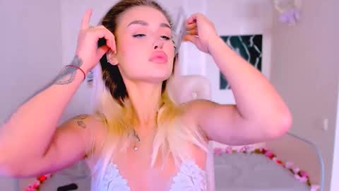 Snapshot of _ravena chatting on October 5, 2025, 8:34 am _ravena online show from October 5, 2025, 8:34 am