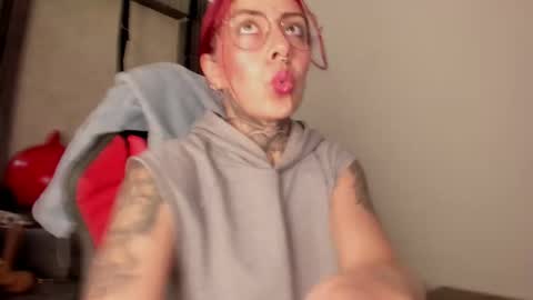 Selene online show from December 19, 2025, 2:46 pm