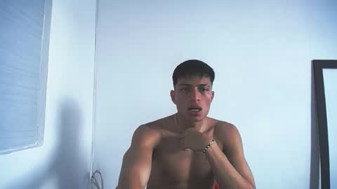 Juan Pablo-independent model online show from December 5, 2025, 9:00 pm