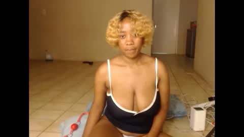 _sexylipss online show from November 28, 2025, 5:37 pm