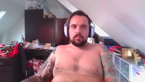 _smiley_bear27 online show from November 8, 2025, 5:40 am