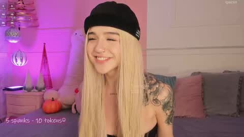 _tammarra_ online show from December 17, 2025, 6:47 pm